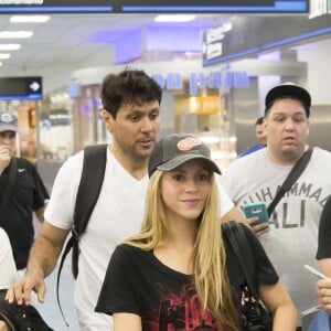 Shakira avec ses fils Milan et Sasha à l'aéroport de Miami le 25 février 2016.