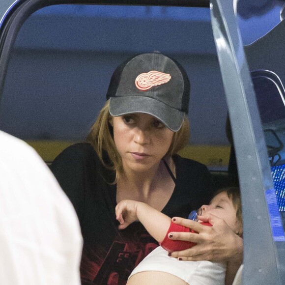 Shakira avec ses fils Milan et Sasha à l'aéroport de Miami le 25 février 2016.