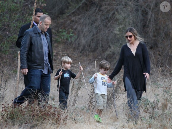 Brooke Mueller (ex-femme de Charlie Sheen) se promène dans la foret en compagnie de ses deux garcons, Max et Bob Sheen. Los Angeles, le 15 novembre 2013.