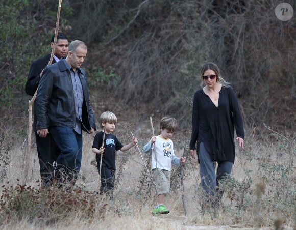 Brooke Mueller (ex-femme de Charlie Sheen) se promène dans la foret en compagnie de ses deux garcons Max et Bob Sheen. Los Angeles, le 15 novembre 2013.
