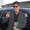 Charlie Sheen prend un vol à l'aéroport de Los Angeles, le 8 novembre 2016.