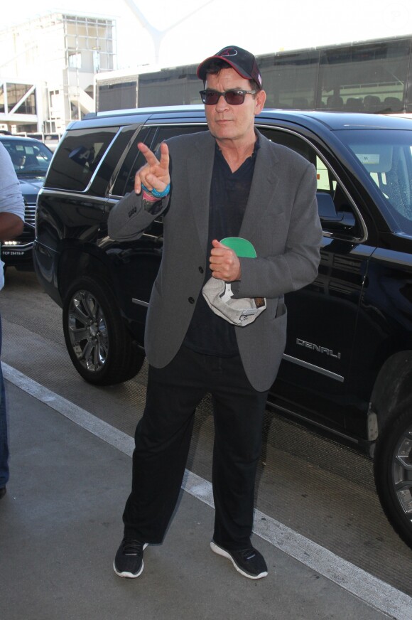 Charlie Sheen prend un vol à l'aéroport de Los Angeles, le 8 novembre 2016.