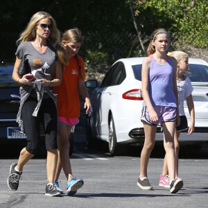 Denise Richards va déjeuner avec ses filles Sam et Lola à Calabasas le 10 octobre 2015.