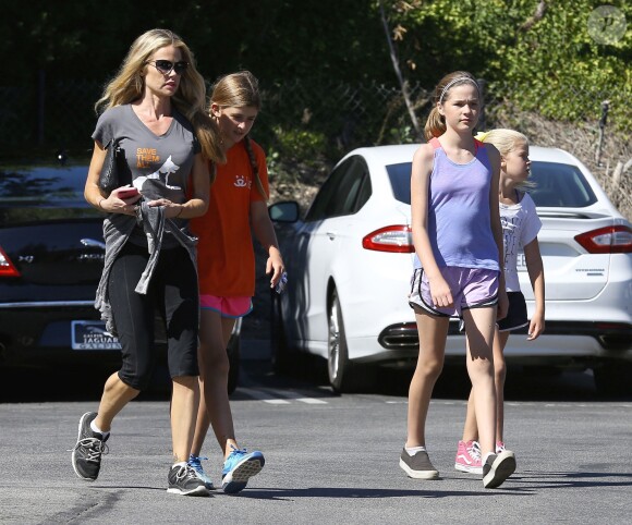 Denise Richards va déjeuner avec ses filles Sam et Lola à Calabasas le 10 octobre 2015.