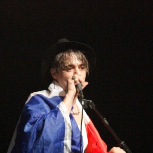 Pete Doherty (avec un drapeau français) en concert au Bataclan à Paris le 16 novembre 2016.