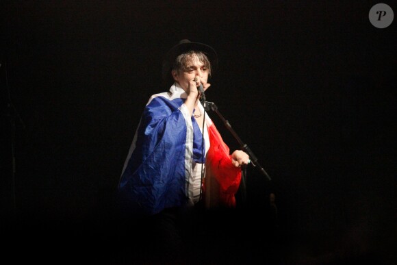 Pete Doherty (avec un drapeau français) en concert au Bataclan à Paris le 16 novembre 2016.