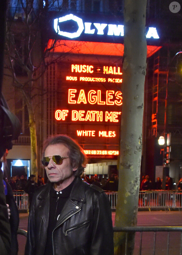 Philippe Manoeuvre interviewé à la sortie du concert d'Eagles of Death Metal à l'Olympia à Paris le 16 février 2016.