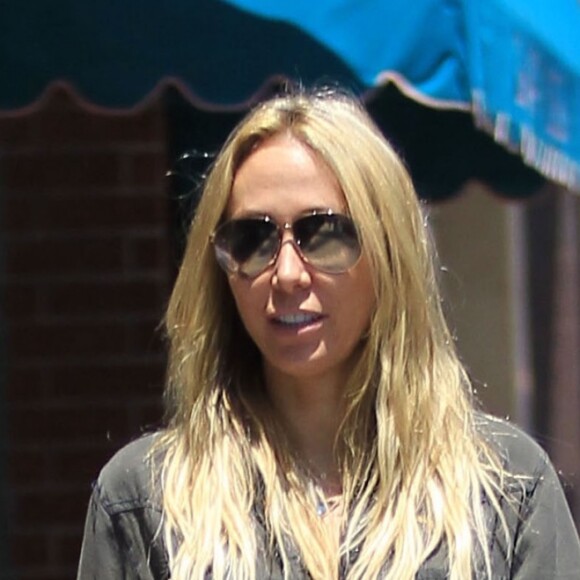 Tish Cyrus et sa fille Noah à la sortie d'un centre médical à Beverly Hills. Tish a des ailes d'anges tatouées dans le dos. Le 27 juin 2016