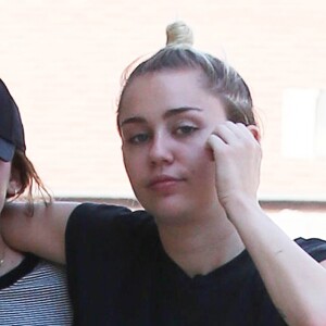 Miley Cyrus va déjeuner avec sa soeur Noah à Sherman Oaks le 29 juillet 2015.