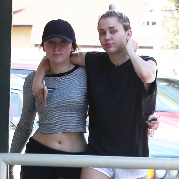 Miley Cyrus va déjeuner avec sa soeur Noah à Sherman Oaks le 29 juillet 2015.