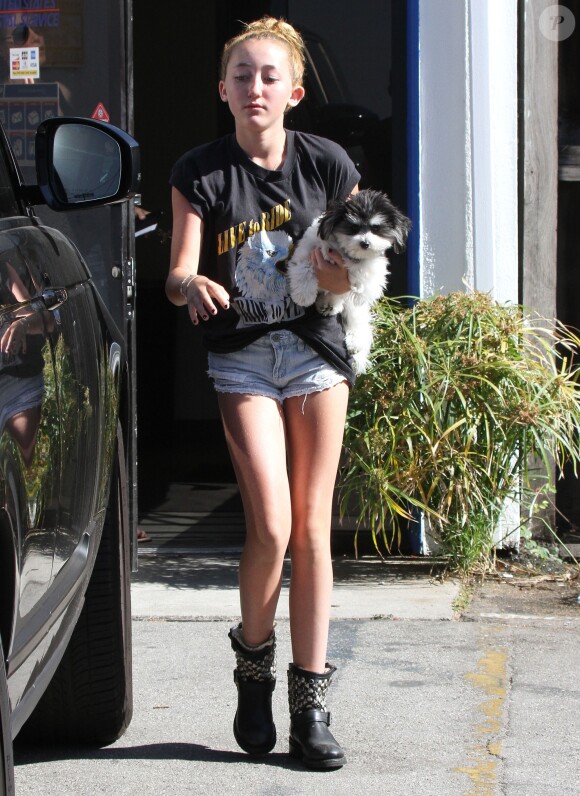 Noah - La mere de Miley Cyrus, Tish Cyrus, a la sortie d'un bureau de poste avec sa deuxieme fille, Noah, a Toluca Lake, le 20 juin 2013