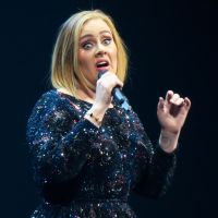 Adele : Effrayée en plein concert, elle gigote dans tous les sens !