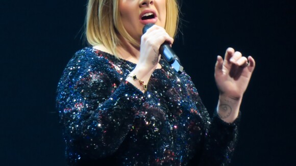 Adele : Effrayée en plein concert, elle gigote dans tous les sens !