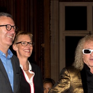 Michel Polnareff était heureux d'offrir, le 17 novembre 2016 à Bruxelles, une réplique de son costume de scène de l'Olympia 1972 pour le Manneken-Pis, en présence de sa compagne Danyellah et leur fils Louka. Après une cérémonie à l'Hôtel de Ville, l'Amiral a pris un bain de foule pour le dévoilement du Manneken-Pis rhabillé !