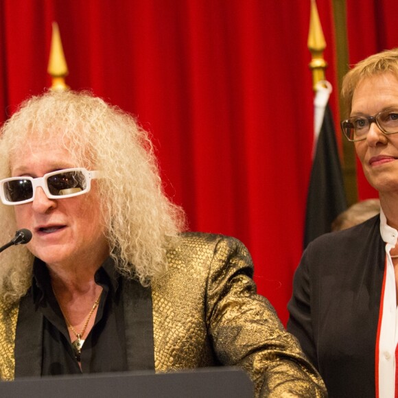 Michel Polnareff était heureux d'offrir, le 17 novembre 2016 à Bruxelles, une réplique de son costume de scène de l'Olympia 1972 pour le Manneken-Pis, en présence de sa compagne Danyellah et leur fils Louka. Après une cérémonie à l'Hôtel de Ville, l'Amiral a pris un bain de foule pour le dévoilement du Manneken-Pis rhabillé !