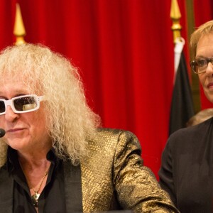 Michel Polnareff était heureux d'offrir, le 17 novembre 2016 à Bruxelles, une réplique de son costume de scène de l'Olympia 1972 pour le Manneken-Pis, en présence de sa compagne Danyellah et leur fils Louka. Après une cérémonie à l'Hôtel de Ville, l'Amiral a pris un bain de foule pour le dévoilement du Manneken-Pis rhabillé !