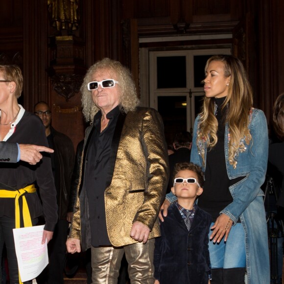 Michel Polnareff était heureux d'offrir, le 17 novembre 2016 à Bruxelles, une réplique de son costume de scène de l'Olympia 1972 pour le Manneken-Pis, en présence de sa compagne Danyellah et leur fils Louka. Après une cérémonie à l'Hôtel de Ville, l'Amiral a pris un bain de foule pour le dévoilement du Manneken-Pis rhabillé !