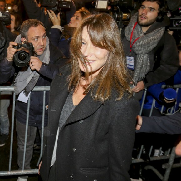 Carla Bruni-Sarkozy - Nicolas Sarkozy, arrivé en troisième position au premier tour de la primaire de la droite et du centre, quitte son QG de campagne après avoir prononcé son discours de concession, avec sa femme Carla Bruni-Sarkozy à Paris, France, le 20 novembre 2016. © Agence/Bestimage