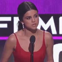 AMA 2016 : Selena Gomez, glamour, signe son retour avec un émouvant discours