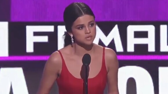 AMA 2016 : Selena Gomez, glamour, signe son retour avec un émouvant discours