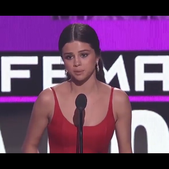 Selena Gomez sur la scène des American Music Awards le 20 novembre 2016 à Los Angeles