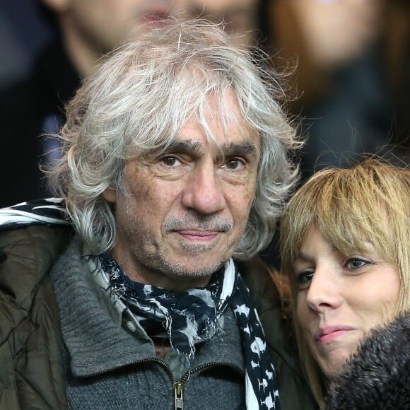 Louis Bertignac et sa compagne Laetitia au match de coupe de la ligue entre le PSG et Toulouse au Parc des Princes à Paris le 27 janvier 2016. © Cyril Moreau/Bestimage