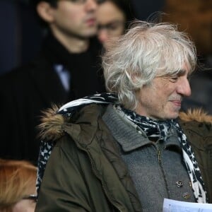 Louis Bertignac et sa compagne Laetitia au match de coupe de la ligue entre le PSG et Toulouse au Parc des Princes à Paris le 27 janvier 2016. © Cyril Moreau/Bestimage