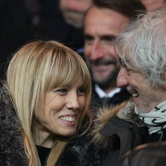 Louis Bertignac et sa compagne Laeticia au Parc des Princes à Paris le 4 mars 2015.