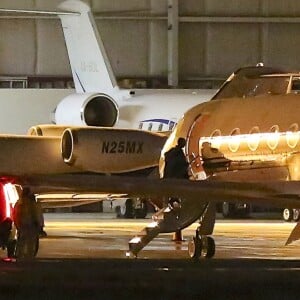 Kim Kardashian monte à bord d'un jet privé à l'aéroport de Van Nuys. Los Angeles, le 21 novembre 2016.