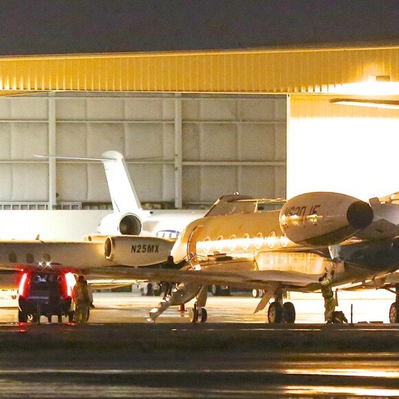 Kim Kardashian monte à bord d'un jet privé à l'aéroport de Van Nuys. Los Angeles, le 21 novembre 2016.
