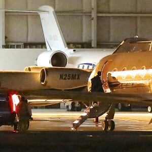 Kim Kardashian monte à bord d'un jet privé à l'aéroport de Van Nuys. Los Angeles, le 21 novembre 2016.