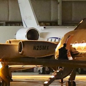 Kim Kardashian monte à bord d'un jet privé à l'aéroport de Van Nuys. Los Angeles, le 21 novembre 2016.