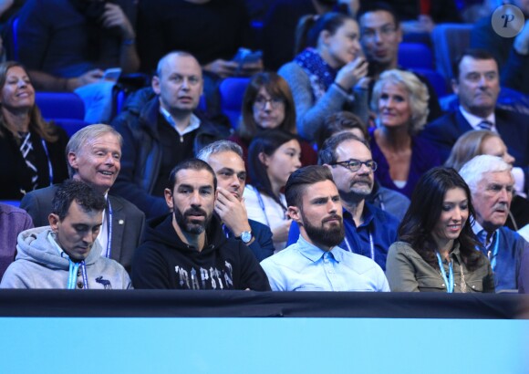 Olivier Giroud et sa femme Jennifer, avec à côté d'eux Robert Pires, lors de la finale du Masters de Londres remportée par Andy Murray face à Novak Djokovic le 20 novembre 2016 à l'O2 Arena.