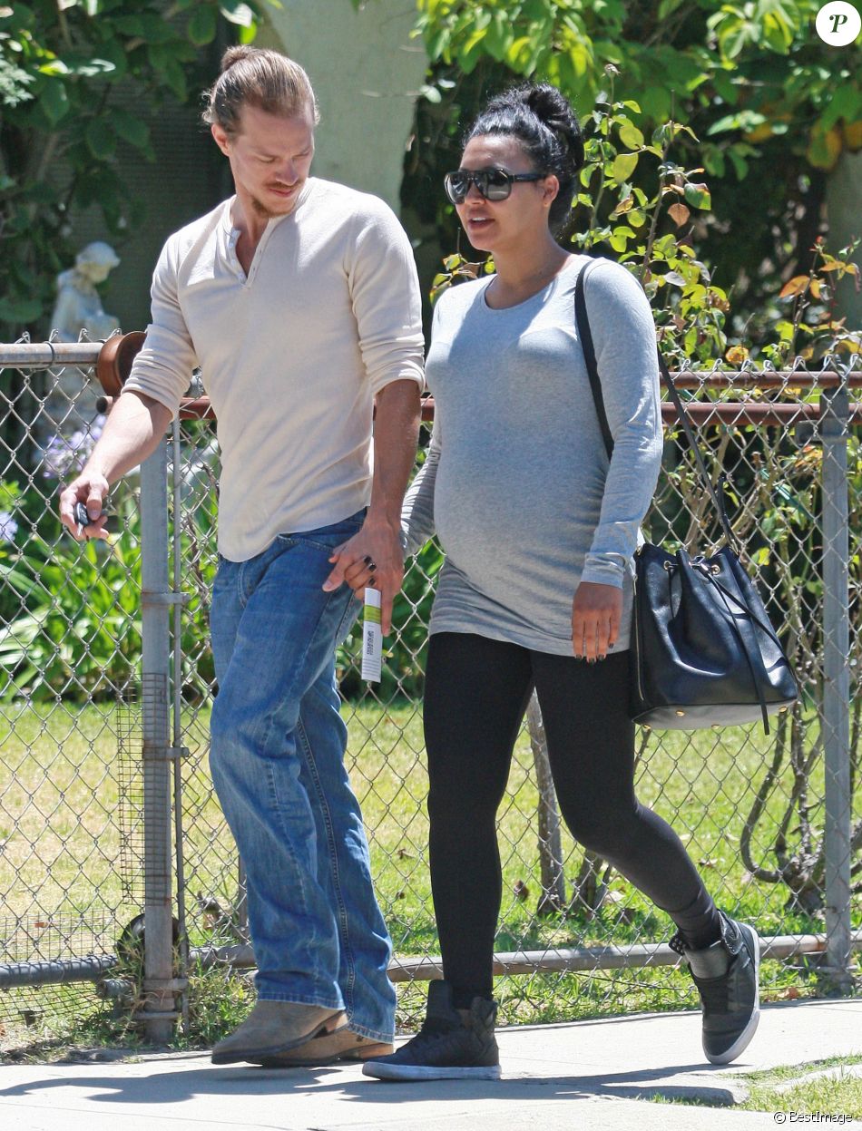 Naya Rivera enceinte se promène, main dans la main, avec son mari Ryan Dorsey dans les rues de Los Angeles, le 10 juillet 2015