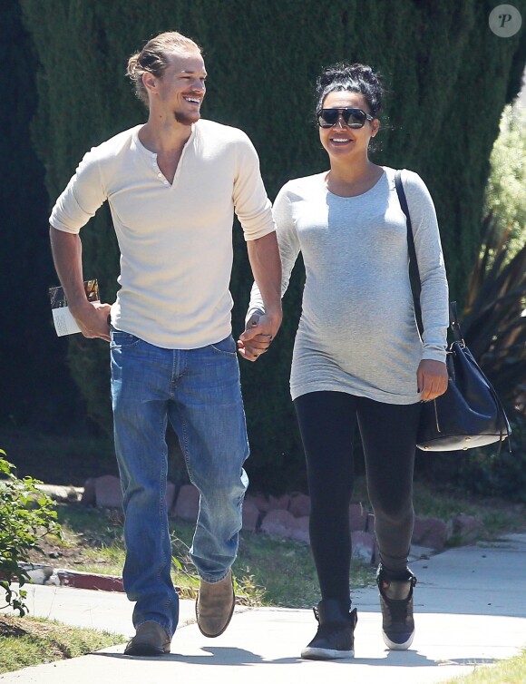 Naya Rivera enceinte se promène, main dans la main, avec son mari Ryan Dorsey dans les rues de Los Angeles, le 10 juillet 2015