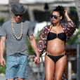 Exclusif - Naya Rivera enceinte se promène avec son mari Ryan Dorsey lors de leurs vacances à Hawaii, le 20 avril 2015.