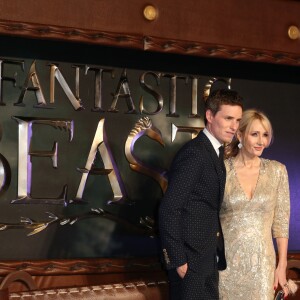 Eddie Redmayne et J. K. Rowling - Première du film "Les animaux fantastiques" au Leicester Square à Londres. Le 15 novembre 2016