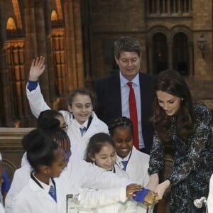 Kate Middleton, duchesse de Cambridge, lors d'une tea party au Museum d'histoire naturelle de Londres le 22 novembre 2016 pour dire au revoir à Dippy, le diplodocus emblématique de l'établissement, en compagnie d'enfants d'une école travaillant avec Place2Be dont elle est la marraine.