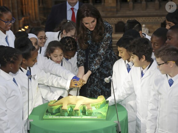 Coupage de gâteau-dino ! Kate Middleton, duchesse de Cambridge, lors d'une tea party au Museum d'histoire naturelle de Londres le 22 novembre 2016 pour dire au revoir à Dippy, le diplodocus emblématique de l'établissement, en compagnie d'enfants d'une école travaillant avec Place2Be dont elle est la marraine.
