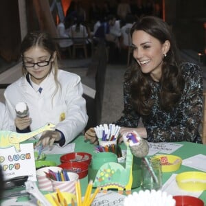 Kate Middleton, duchesse de Cambridge, lors d'une tea party au Museum d'histoire naturelle de Londres le 22 novembre 2016 pour dire au revoir à Dippy, le diplodocus emblématique de l'établissement, en compagnie d'enfants d'une école travaillant avec Place2Be dont elle est la marraine.