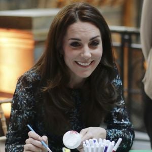 Kate Middleton, duchesse de Cambridge, lors d'une tea party au Museum d'histoire naturelle de Londres le 22 novembre 2016 pour dire au revoir à Dippy, le diplodocus emblématique de l'établissement, en compagnie d'enfants d'une école travaillant avec Place2Be dont elle est la marraine.