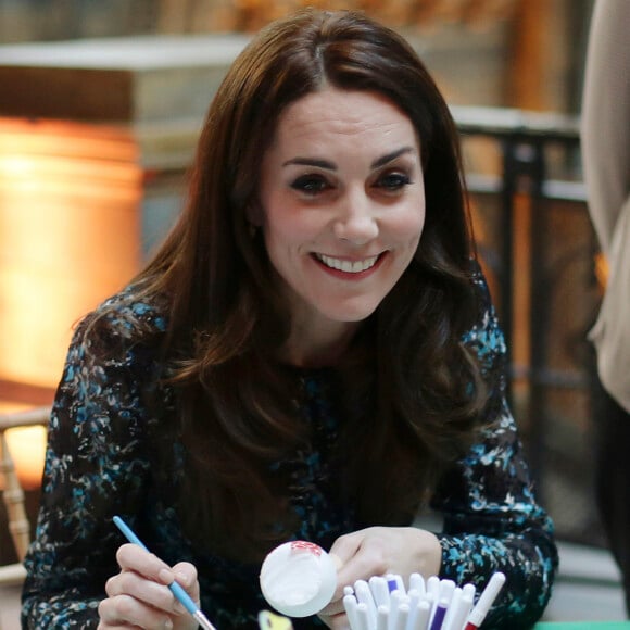 Kate Middleton, duchesse de Cambridge, lors d'une tea party au Museum d'histoire naturelle de Londres le 22 novembre 2016 pour dire au revoir à Dippy, le diplodocus emblématique de l'établissement, en compagnie d'enfants d'une école travaillant avec Place2Be dont elle est la marraine.