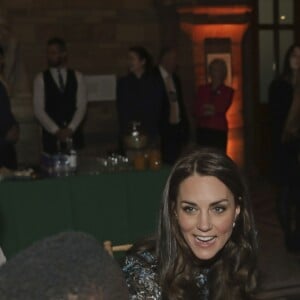 Kate Middleton, duchesse de Cambridge, lors d'une tea party au Museum d'histoire naturelle de Londres le 22 novembre 2016 pour dire au revoir à Dippy, le diplodocus emblématique de l'établissement, en compagnie d'enfants d'une école travaillant avec Place2Be dont elle est la marraine.