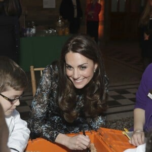 Kate Middleton, duchesse de Cambridge, lors d'une tea party au Museum d'histoire naturelle de Londres le 22 novembre 2016 pour dire au revoir à Dippy, le diplodocus emblématique de l'établissement, en compagnie d'enfants d'une école travaillant avec Place2Be dont elle est la marraine.