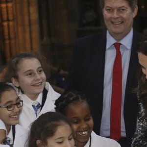 Kate Middleton, duchesse de Cambridge, lors d'une tea party au Museum d'histoire naturelle de Londres le 22 novembre 2016 pour dire au revoir à Dippy, le diplodocus emblématique de l'établissement, en compagnie d'enfants d'une école travaillant avec Place2Be dont elle est la marraine.