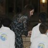 Kate Middleton, duchesse de Cambridge, lors d'une tea party au Museum d'histoire naturelle de Londres le 22 novembre 2016 pour dire au revoir à Dippy, le diplodocus emblématique de l'établissement, en compagnie d'enfants d'une école travaillant avec Place2Be dont elle est la marraine.