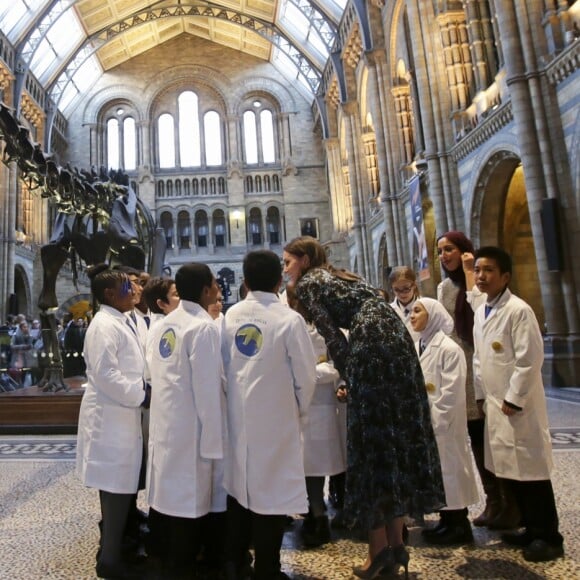 Kate Middleton, duchesse de Cambridge, lors d'une tea party au Museum d'histoire naturelle de Londres le 22 novembre 2016 pour dire au revoir à Dippy, le diplodocus emblématique de l'établissement, en compagnie d'enfants d'une école travaillant avec Place2Be dont elle est la marraine.