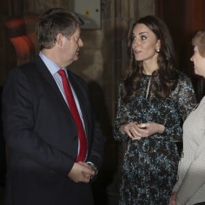 Kate Middleton, duchesse de Cambridge, lors d'une tea party au Museum d'histoire naturelle de Londres le 22 novembre 2016 pour dire au revoir à Dippy, le diplodocus emblématique de l'établissement, en compagnie d'enfants d'une école travaillant avec Place2Be dont elle est la marraine.