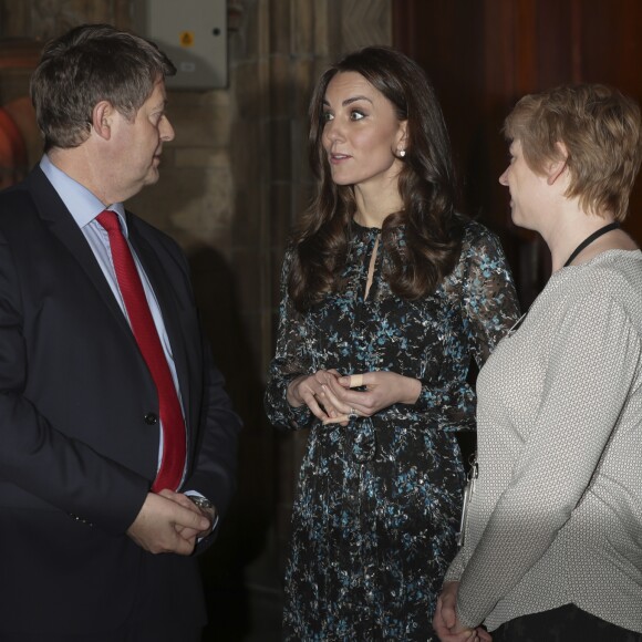 Kate Middleton, duchesse de Cambridge, lors d'une tea party au Museum d'histoire naturelle de Londres le 22 novembre 2016 pour dire au revoir à Dippy, le diplodocus emblématique de l'établissement, en compagnie d'enfants d'une école travaillant avec Place2Be dont elle est la marraine.