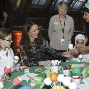 Kate Middleton, duchesse de Cambridge, lors d'une tea party au Museum d'histoire naturelle de Londres le 22 novembre 2016 pour dire au revoir à Dippy, le diplodocus emblématique de l'établissement, en compagnie d'enfants d'une école travaillant avec Place2Be dont elle est la marraine.